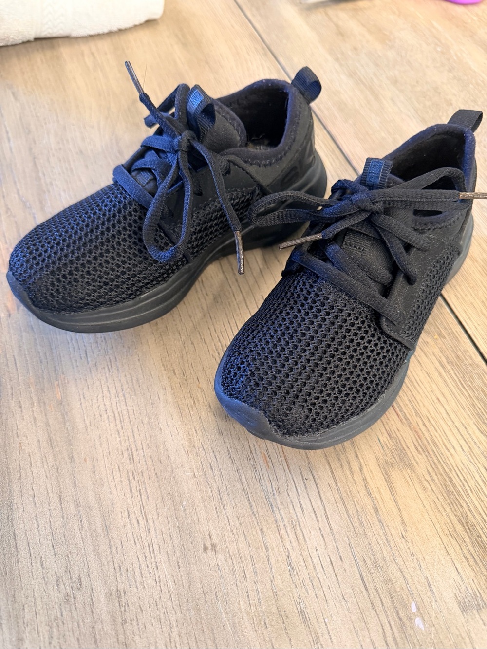 Black sketchers 11